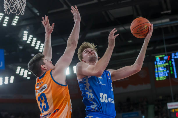 申京在篮下 申京在篮下